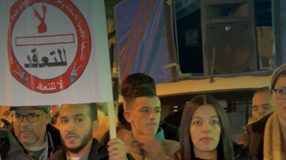 أساتذة طنجة في مسيرة ليلية حاشدة ردا على التوقيفات
