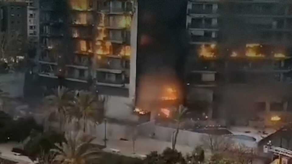 مصرع 4 أشخاص وفقدان 20 آخرين في حريق ضخم بإسبانيا