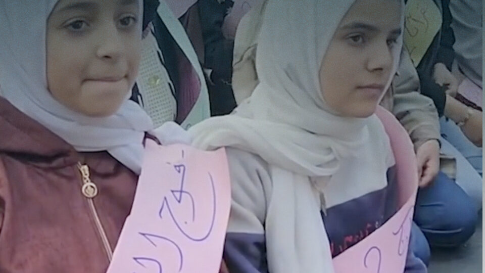 رغم الغارات والحرب . تخريج حفظة القرآن في مركز للإيواء برفح أغلبهم أطفال.