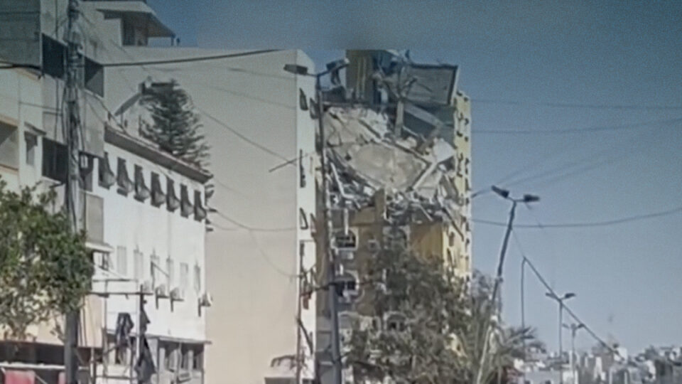 مشاهد لوصول المساعدات المغربية التي تم انزالها جوا عن طريق 6 طائرات عسكرية إلى قطاع غزة