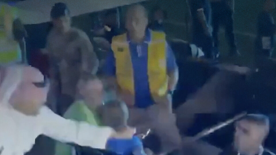مشجع يضرب حمدالله بالعصا بعد الهزيمة أمام الهلال
