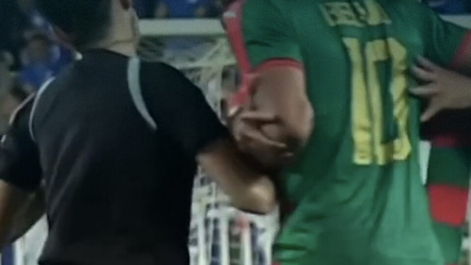 انتقادات تطال بلايلي بسبب تصرف “غير لائق” تجاه حكمة جزائرية