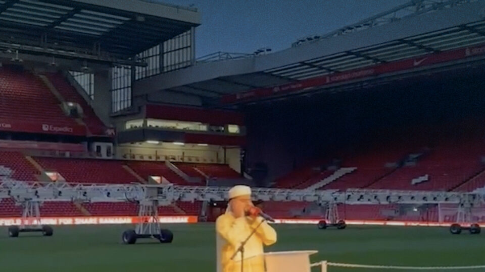 رفع الأذان في ملعب ليفربول “أنفيلد” بإنجلترا