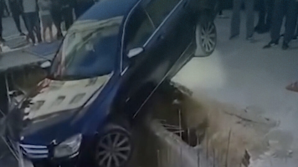 سقوط سيارة في حفرة كبيرة في طنجة .