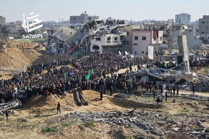 من أمام بقايا بيت السنوار.. المقاومة الفلسطينية تفرج عن 7 أسرى إسرائيليين