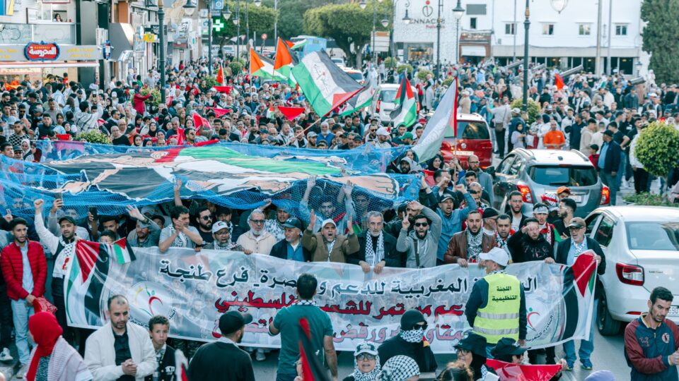مئات المغاربة يتظاهرون في مسيرة حاشدة بطنجة دعما لغزة