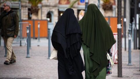 فرنسا: جماعة الإخوان المسلمين تشكّل تهديداً متنامياً لوحدة المجتمع الفرنسي