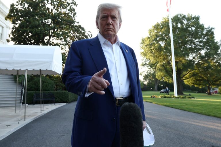 ترامب يتوعد بـ”فتح أبواب الجحيم” إذا لم تبرم إيران اتفاقا