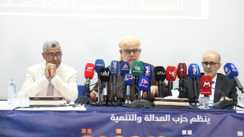 ابن كيران يلوّح بالقضاء و التحكيم الملكي بسبب “خرق الدستور” من طرف أخنوش