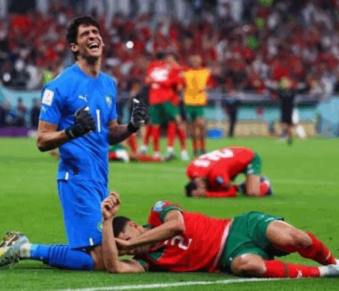 حكيمي: سعيد بالتأهل لنهائي “الكان” وفخور بياسين بونو