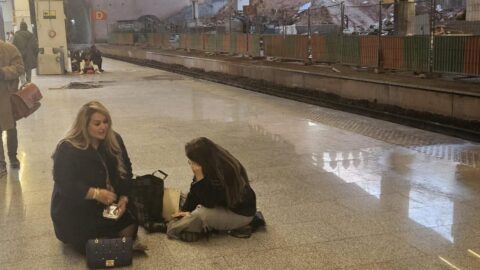 صورة لبرلمانيتين تفترشان الأرض بانتظار القطار تثير جدلاً حول وضعية محطة الرباط المدينة