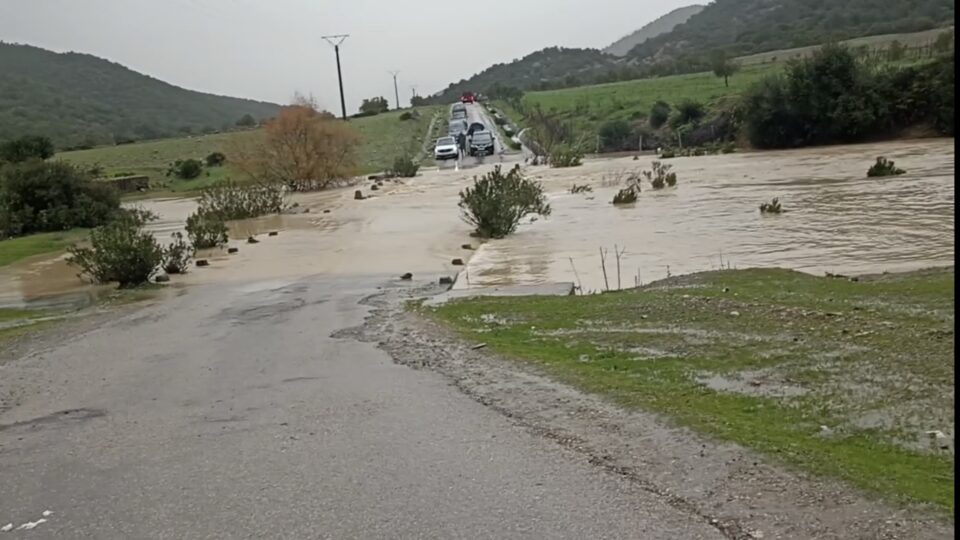 بسبب الفيضان.. انقطاع حركة المرور في المحور الطرقي الرابط بين القصر الكبير والعرائش