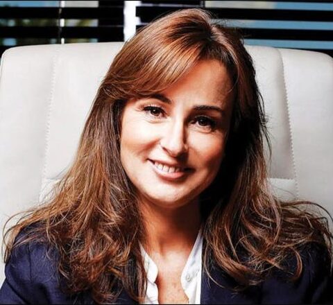 من هي نفيسة القصار التي تولت قيادة الهولدينغ الملكي بعد رحيل الورياكلي؟