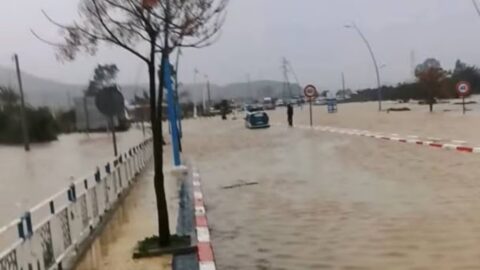 الفيضانات تتسبب في قطع العديد من المحاور الطرقية بشفشاون