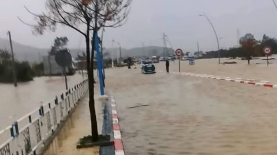 الفيضانات تتسبب في قطع العديد من المحاور الطرقية بشفشاون