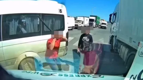 اعتداء على سائق شاحنة.. مطالب بالتعامل مع الحادث من زاوية شمولية لتفادي تكرار الحادث