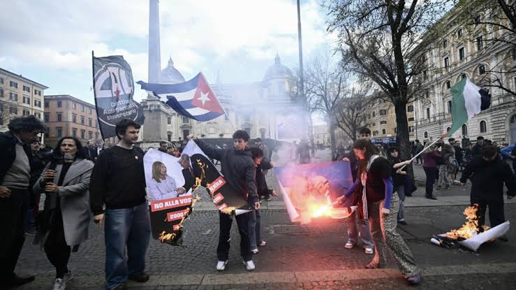 إحراق صور لميلوني وترامب تنديدا بمشروع حكومي وبالحرب في الشرق الأوسط