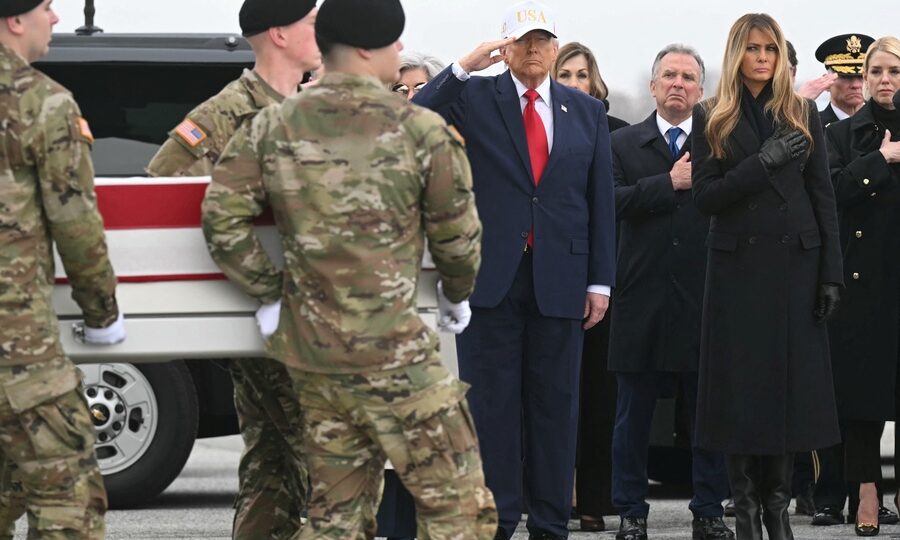 ترامب يحضر مراسم إعادة جثامين ستة جنود قتلوا في الشرق الأوسط