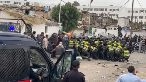 اشتباكات عنيفة بالدارالبيضاء بين الساكنة والسلطات بسبب هدم دوار حقل الرماية بعين البرجة