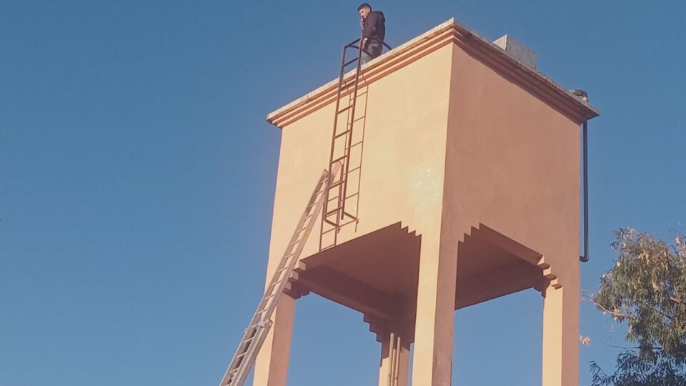 مكررا واقعة “أولاد يوسف”.. شاب يصعد فوق «شاطو» للاحتجاج قبل إقناعه بالنزول