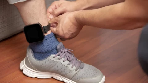 العقوبات البديلة.. تحديد مصاريف تدبير السوار الإلكتروني في مبلغ 70 درهم عن كل يوم