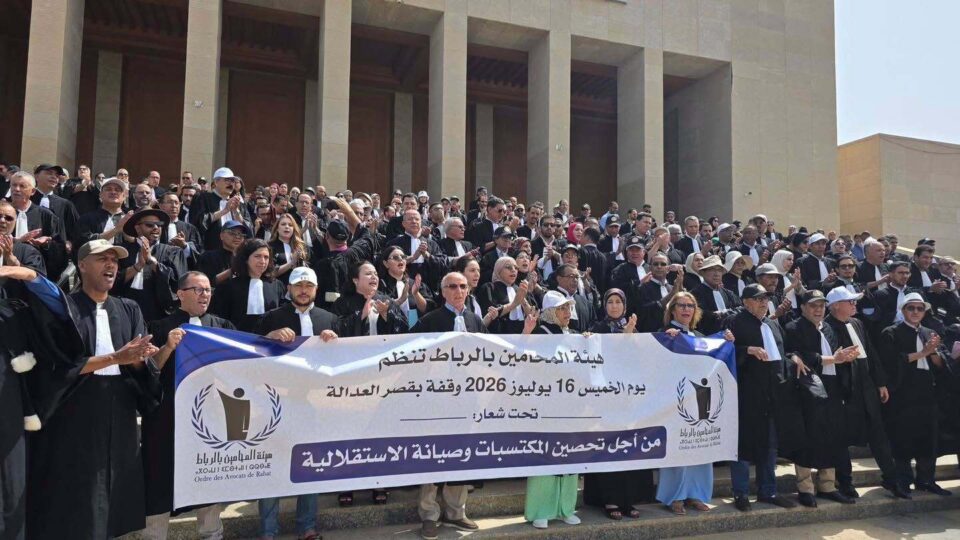 بعد إحالته على المحكمة الدستورية.. المحامون يواصلون الاحتجاج ضد قانون المهنة