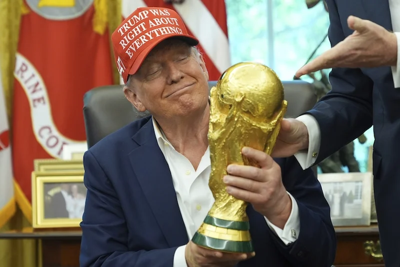 دونالد ترامب يحضر نهائي كأس العالم 2026 ويسلم الكأس للبطل