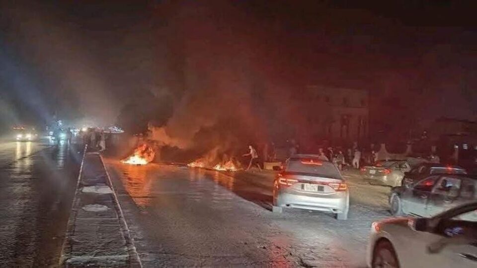 الاحتجاجات تتصاعد في ليبيا والمتظاهرون يقفلون خطوط الإمداد بمجمع للنفط والغاز غرب طرابلس