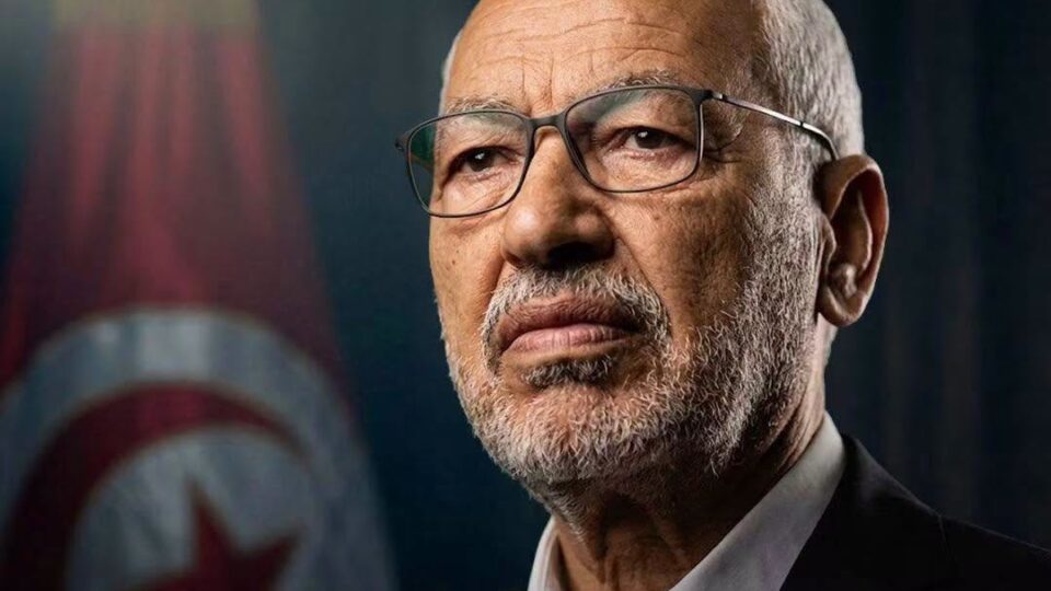 هئية دفاع الغنوشي تعلن خروجه من المستشفى وعودته إلى السجن وسط تحذيرات من تدهور وضعه الصحي