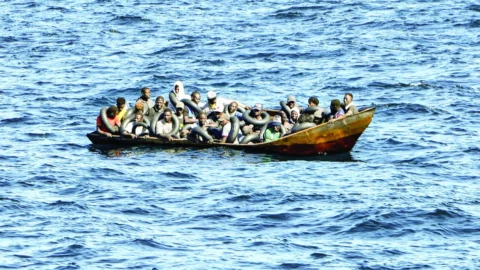 إنقاذ 315 مرشحا للهجرة غير النظامية بينهم نساء وأطفال رضع شمال موريتانيا