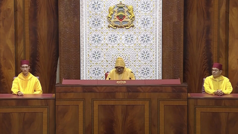 الملك يدعو إلى تعزيز الأمن المائي والطاقي والغذائي وتطوير الذكاء الاصطناعي وإدماج الشباب