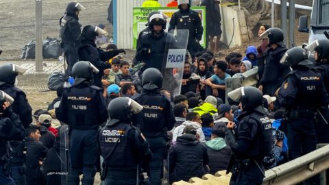 إعلام إسباني: أكثر من 1200 مهاجر يعودون إلى المغرب بعد إخلاء مخيم في سبتة