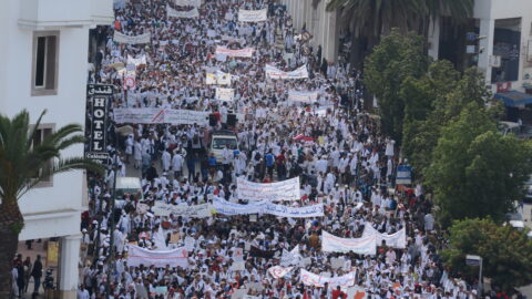 الأساتذة يصعدون ويخرجون بالآلاف رفضا للنظام الأساسي