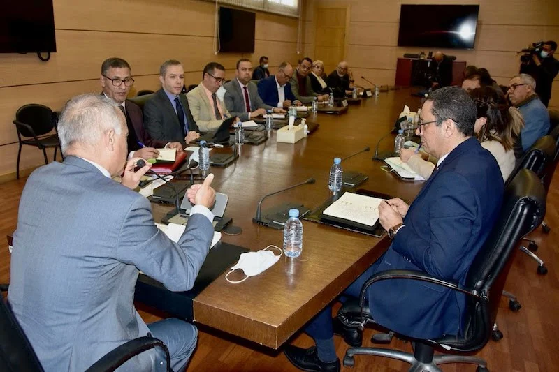 نقابات تحتج على لجوء وزارة التعليم لتوقيف الأساتذة