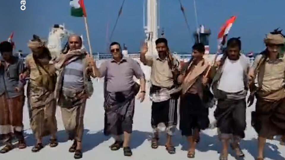 مقاتلو الحوثي يرقصون بعلم فلسطين فوق السفينة الإسرائيلية المختطفة