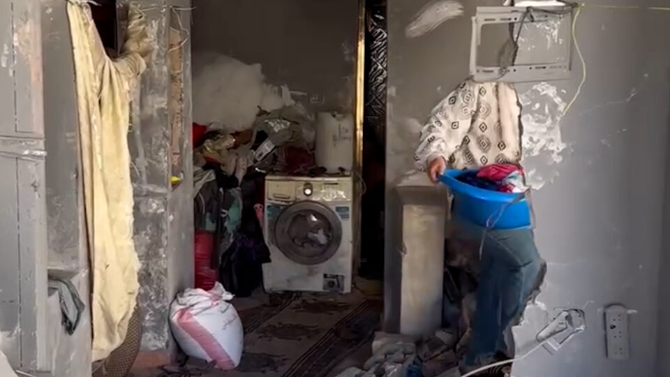 عائلة ترفض مغادرة منزلها رغم قصفه وتدميره من قبل الاحتلال