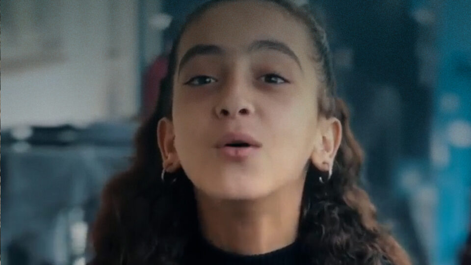 طفلة نازحة تحكي عن أصعب ليلة عاشتها جرّاء القصف الإسرائيلي