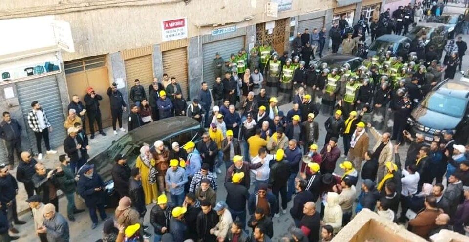 حقوقيون يدخلون على خط “قمع” مسيرة للأساتذة بالشرق