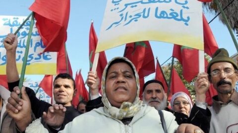 المغاربة المطرودون من الجزائر يلتئمون في أول اجتماع لهم
