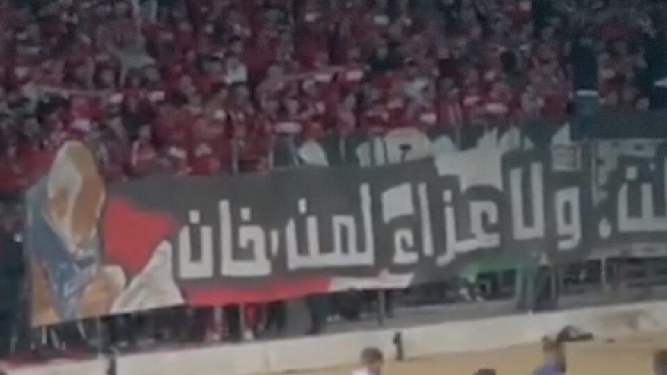 جماهير نادي الوداد تعزي الصحفي وائل الدحدوح بطريقتها: “بعائلته يفدي الوطن، ولا عزاء لمن خان”