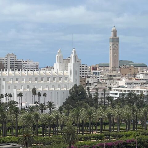 عمدة البيضاء تشهر “الورقة الحمراء” في وجه الموظفين المتقاعدين المستمرين في العمل