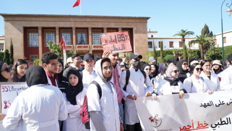 الأطباء الداخليون يدينون قرارات حل مكاتب طلبة الطب