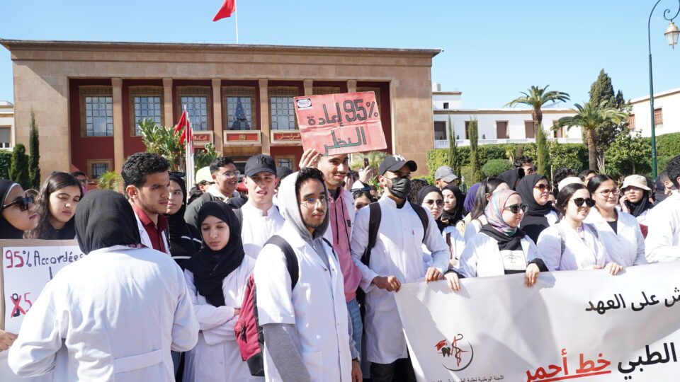 الأطباء الداخليون يدينون قرارات حل مكاتب طلبة الطب