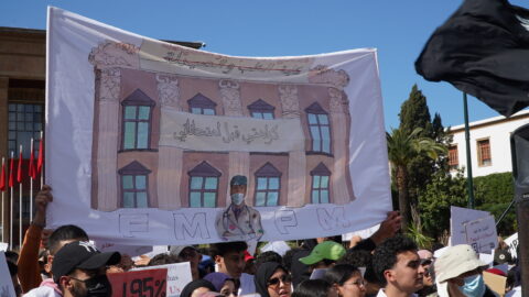 ملف طلبة الطب.. أحزاب سياسية تمسك العصى من الوسط وتدعو إلى “الحكمة والحوار”