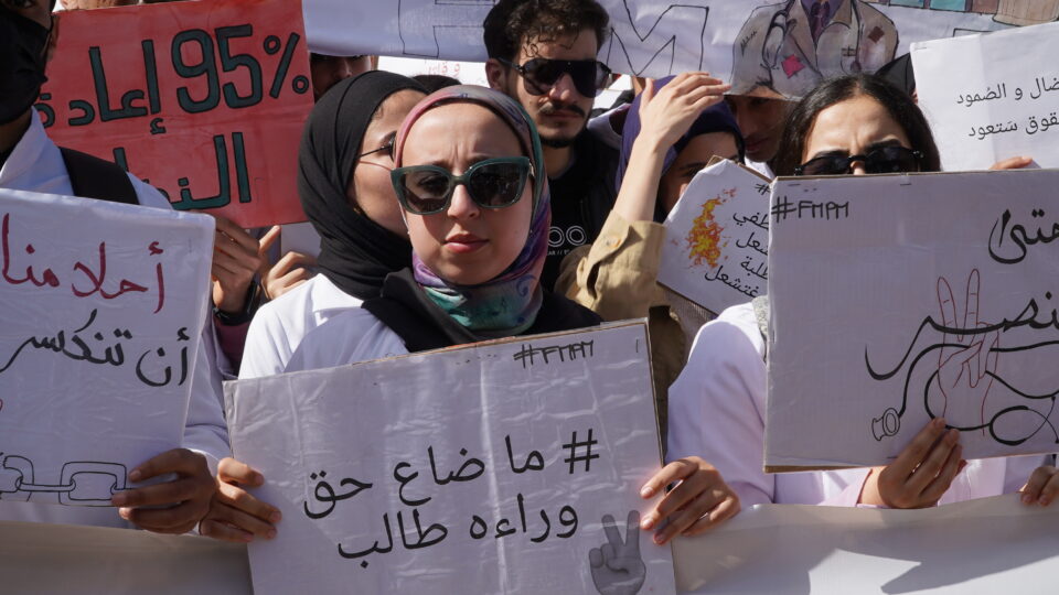 الحكومة تمد اليد لطلبة الطب وتعد بإرجاع الموقوفين في حال التوصل لاتفاق