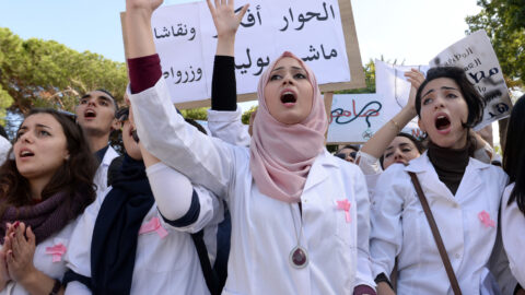 الحكومة تتشبث بقرار تقليص تكوين طلبة الطب وتتوعد الرافضين