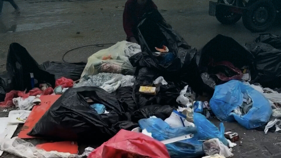غزة تتضور جوعا.. أطفال يبحثون عن طعام في أكياس القمامة