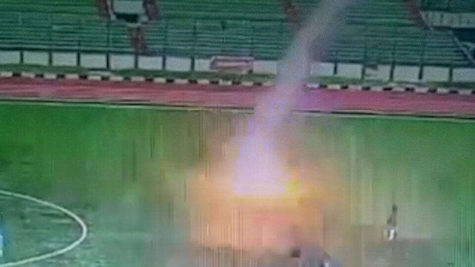 صاعقة رعدية تنهي حياة لاعب أثناء مباراة لكرة القدم في إندونيسيا