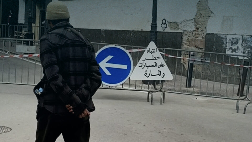 بسبب الرياح الأخيرة.. سلطات تطوان تضع حواجز حول مبان تهدد سلامة المارة