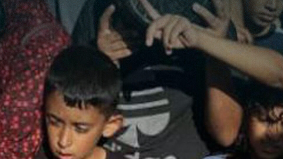 شبح المجاعة في غزة.. أطفال غزة يتوسلون للحصول على الطحين .